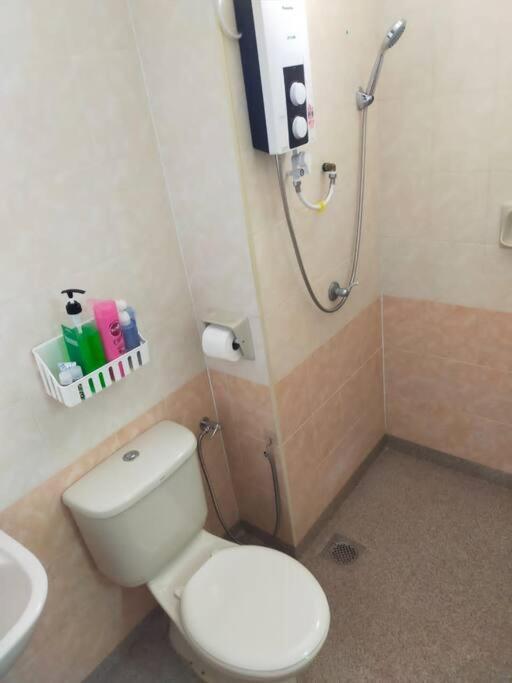 Cheerful 3-bedroom Residential With Free Wifi * Butterworth